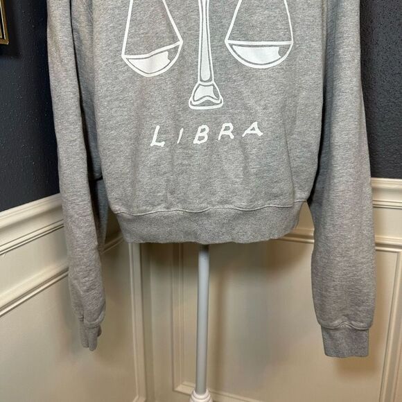 Good American Zodiac Boyfriend Libra Crewneck Sweatshirt - Picture 11 of 12